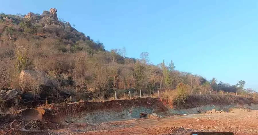 Harohalli : चुलुकानागिरी पहाड़ी की मिट्टी रात में खोदी गई और पहाड़ी खाली हो गई Harohalli : चुलुकानागिरी पहाड़ी की मिट्टी रात में खोदी गई और पहाड़ी खाली हो गई