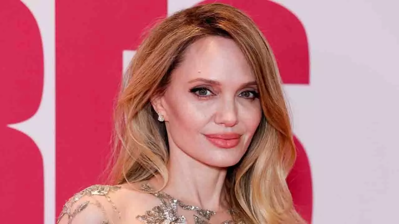 Angelina Jolie ने नुकसान के बाद मास्टेक्टॉमी के निशानों को गले लगाया Angelina Jolie ने नुकसान के बाद मास्टेक्टॉमी के निशानों को गले लगाया