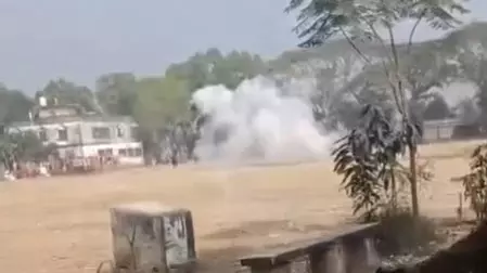 बांग्लादेश चुनाव की वोटिंग के दौरान दो पोलिंग सेंटरों पर धमाका, एक बच्चा समेत तीन घायल बांग्लादेश चुनाव की वोटिंग के दौरान दो पोलिंग सेंटरों पर धमाका, एक बच्चा समेत तीन घायल
