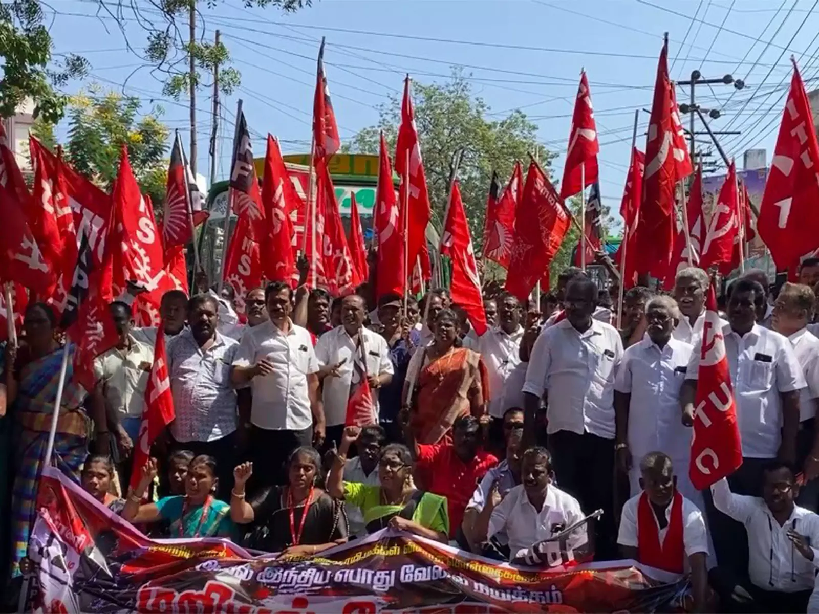 चेन्नई में ट्रेड यूनियनों ने विरोध प्रदर्शन किया, CITU के प्रदेश अध्यक्ष ने श्रम कानूनों की निंदा की चेन्नई में ट्रेड यूनियनों ने विरोध प्रदर्शन किया, CITU के प्रदेश अध्यक्ष ने श्रम कानूनों की निंदा की