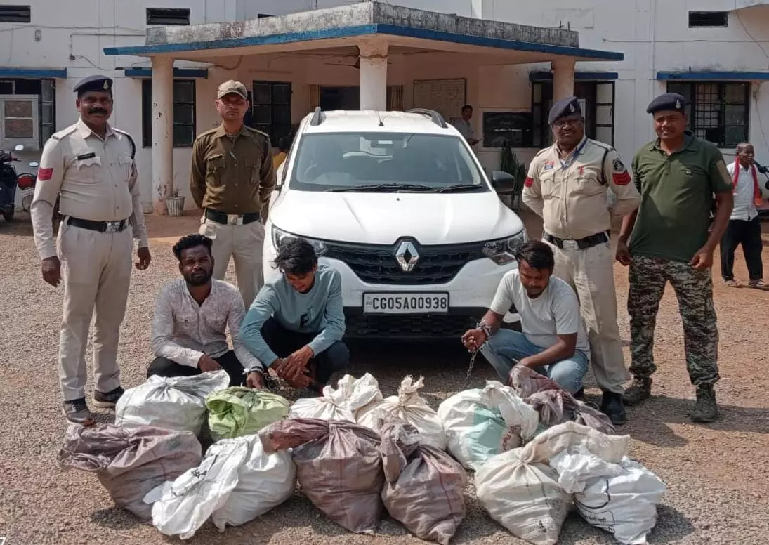 रेनॉल्ट कार से शराब जब्त, 3 सप्लायर धमतरी में गिरफ्तार रेनॉल्ट कार से शराब जब्त, 3 सप्लायर धमतरी में गिरफ्तार