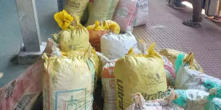 Kesinga बेर तस्करों ने रेलवे की चुप्पी के बीच जमकर लूटपाट की Kesinga बेर तस्करों ने रेलवे की चुप्पी के बीच जमकर लूटपाट की
