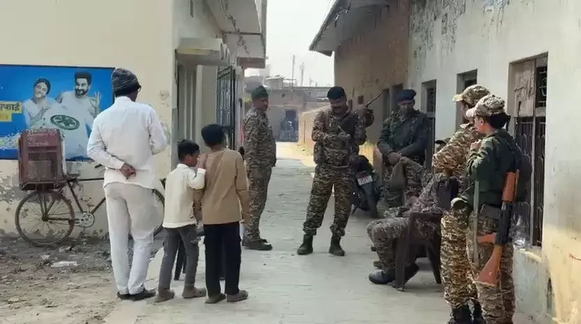 Azamgarh: मौलाना शमशुल हुदा के घर छापा, दस्तावेज खंगाले Azamgarh: मौलाना शमशुल हुदा के घर छापा, दस्तावेज खंगाले