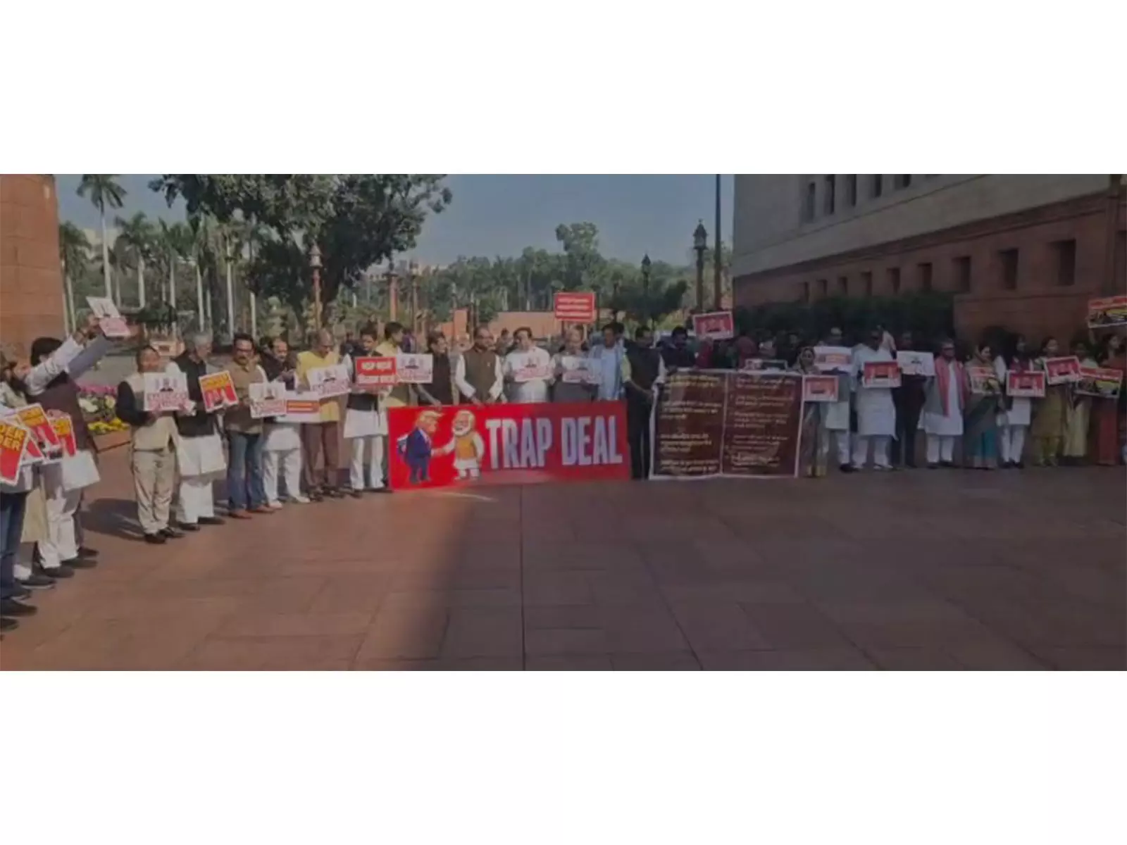 विपक्षी सांसदों ने संसद के मकर द्वार के बाहर भारत-US अंतरिम व्यापार समझौते का विरोध किया विपक्षी सांसदों ने संसद के मकर द्वार के बाहर भारत-US अंतरिम व्यापार समझौते का विरोध किया