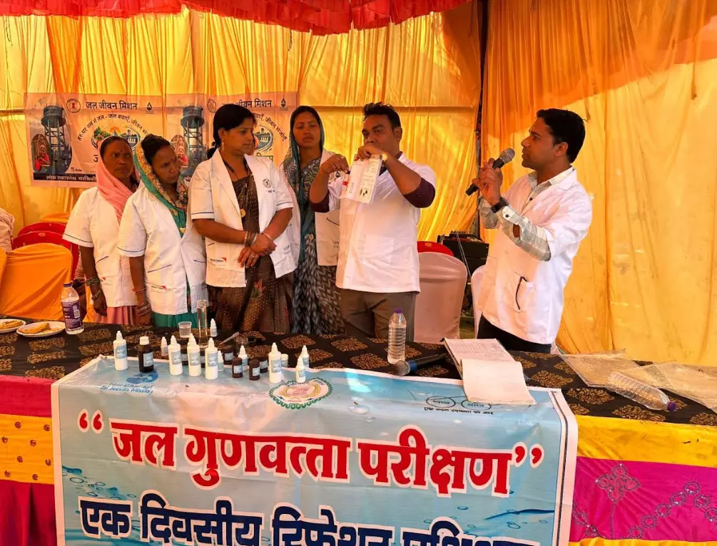 जल ही जीवन है के संदेश के साथ ग्रामीणों ने ली जल संरक्षण की शपथ जल ही जीवन है के संदेश के साथ ग्रामीणों ने ली जल संरक्षण की शपथ