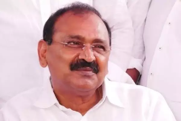 Tirupati लड्डू घी पर सियासत तेज, YSRCP ने नायडू पर दोहरी बात का आरोप लगाया Tirupati लड्डू घी पर सियासत तेज, YSRCP ने नायडू पर दोहरी बात का आरोप लगाया