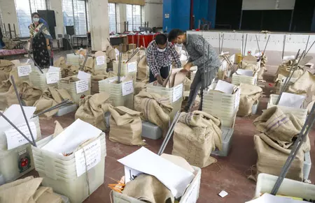 Bangladesh: बांग्लादेश में मतदान संपन्न, कई पोलिंग बूथों पर हिंसा, महिला एजेंट्स को परेशान करने का भी आरोप Bangladesh: बांग्लादेश में मतदान संपन्न, कई पोलिंग बूथों पर हिंसा, महिला एजेंट्स को परेशान करने का भी आरोप