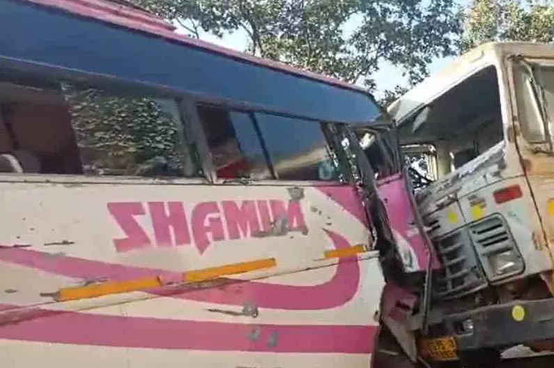 जशपुर में 24 यात्री घायल, बस और हाईवा की टक्कर होने पर मची चीखपुकार जशपुर में 24 यात्री घायल, बस और हाईवा की टक्कर होने पर मची चीखपुकार