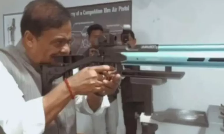 CM Sarma से जुड़े वीडियो पर असम BJP की सख्त कार्रवाई CM Sarma से जुड़े वीडियो पर असम BJP की सख्त कार्रवाई