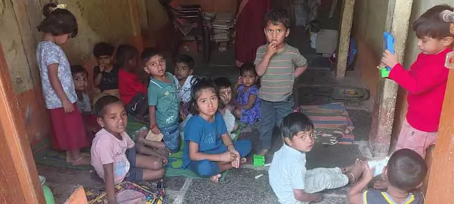 3 दशकों बाद भी मांग पूरी नहीं हुई: Anganwadi केंद्रों के लिए किराए की इमारतें ही रास्ता है 3 दशकों बाद भी मांग पूरी नहीं हुई: Anganwadi केंद्रों के लिए किराए की इमारतें ही रास्ता है