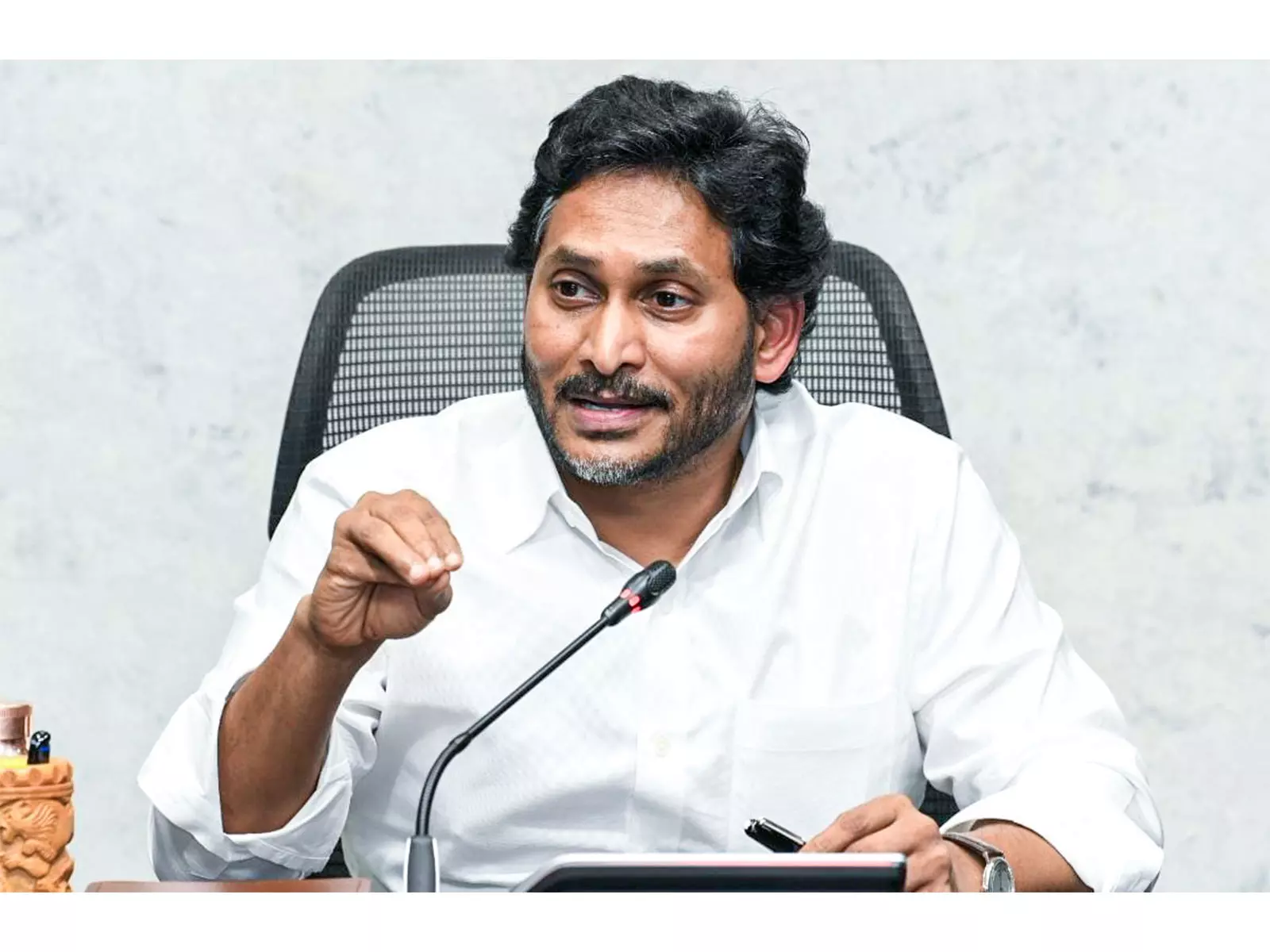 YSRCP नेताओं ने जगन रेड्डी से मुलाकात की और वेमुरु में TDP द्वारा हिंसा का आरोप लगाया YSRCP नेताओं ने जगन रेड्डी से मुलाकात की और वेमुरु में TDP द्वारा हिंसा का आरोप लगाया