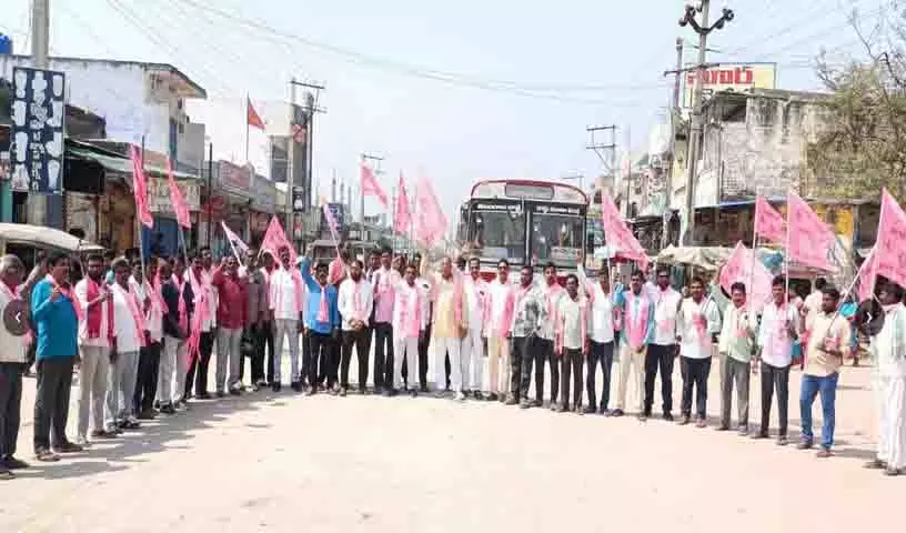 BRS कार्यकर्ताओं ने रायतु भरोसा फंड जारी करने के लिए तुंगतुर्थी में विरोध प्रदर्शन किया BRS कार्यकर्ताओं ने रायतु भरोसा फंड जारी करने के लिए तुंगतुर्थी में विरोध प्रदर्शन किया