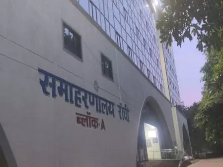 कलेक्ट्रेट को बम से उड़ाने की धमकी के बाद प्रशासनिक महकमे में हड़कंप, तलाशी अभियान में कोई बरामदगी नहीं कलेक्ट्रेट को बम से उड़ाने की धमकी के बाद प्रशासनिक महकमे में हड़कंप, तलाशी अभियान में कोई बरामदगी नहीं