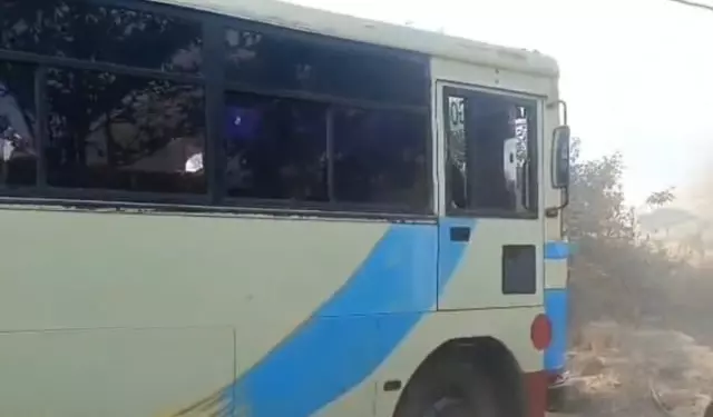 Raigarh में भारत बंद के बीच पुलिस बस का ब्रेक फेल, प्रदर्शनकारी बाल-बाल बचे Raigarh में भारत बंद के बीच पुलिस बस का ब्रेक फेल, प्रदर्शनकारी बाल-बाल बचे