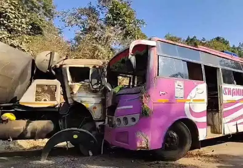 रौनीघाट में भीषण सड़क हादसा, बस और मिक्सर मशीन की टक्कर, कई यात्री घायल रौनीघाट में भीषण सड़क हादसा, बस और मिक्सर मशीन की टक्कर, कई यात्री घायल