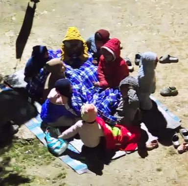 भूकंप के झटकों से पश्चिमी Sikkim जाग रहा है, लोग बाहर सुरक्षा की तलाश में भूकंप के झटकों से पश्चिमी Sikkim जाग रहा है, लोग बाहर सुरक्षा की तलाश में