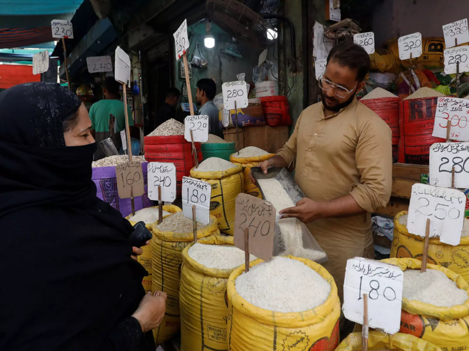 Lahore में खाद्य कीमतों पर लगाम लगाने के प्रयासों में हो रही कठिनाई से शासन की विफलता उजागर हुई Lahore में खाद्य कीमतों पर लगाम लगाने के प्रयासों में हो रही कठिनाई से शासन की विफलता उजागर हुई