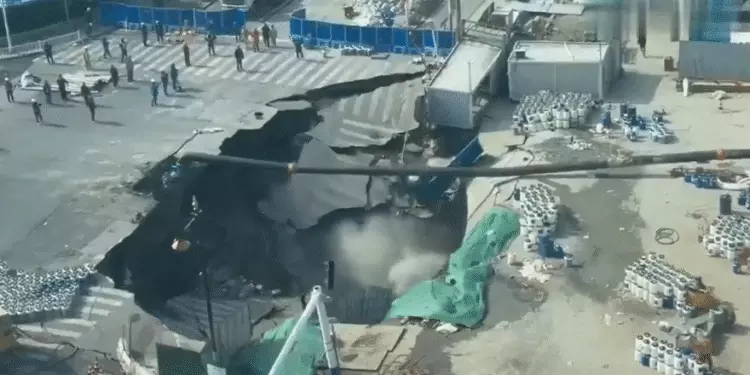 Shanghai Sinkhole अचानक ढहने से सड़क निगल गई Shanghai Sinkhole अचानक ढहने से सड़क निगल गई