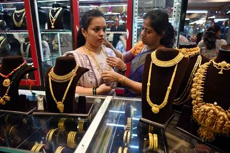 सोना-चांदी खरीदारों के लिए राहत, कीमतों में आई गिरावट सोना-चांदी खरीदारों के लिए राहत, कीमतों में आई गिरावट