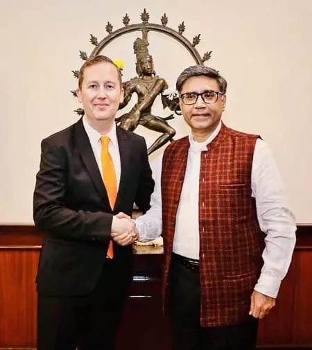 अमेरिकी राजदूत गोर और विदेश सचिव मिसरी ने द्विपक्षीय साझेदारी को आगे बढ़ाने पर चर्चा की अमेरिकी राजदूत गोर और विदेश सचिव मिसरी ने द्विपक्षीय साझेदारी को आगे बढ़ाने पर चर्चा की