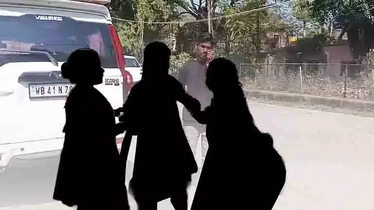 ससुराल और पिता के घर के बीच खींचतान में फंसा Student ससुराल और पिता के घर के बीच खींचतान में फंसा Student