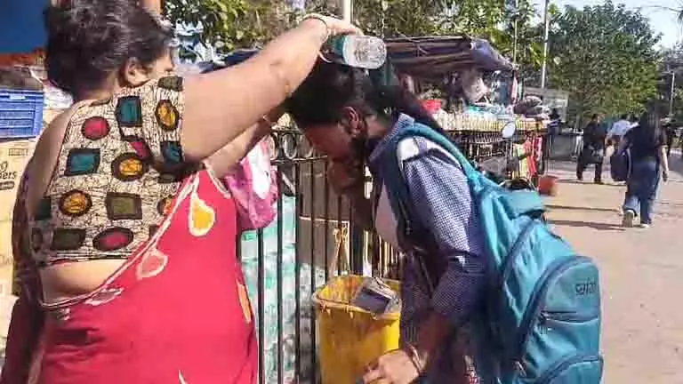 कार की टक्कर के बाद ऑटो पलटा; HS एग्जाम के कई स्टूडेंट्स घायल कार की टक्कर के बाद ऑटो पलटा; HS एग्जाम के कई स्टूडेंट्स घायल
