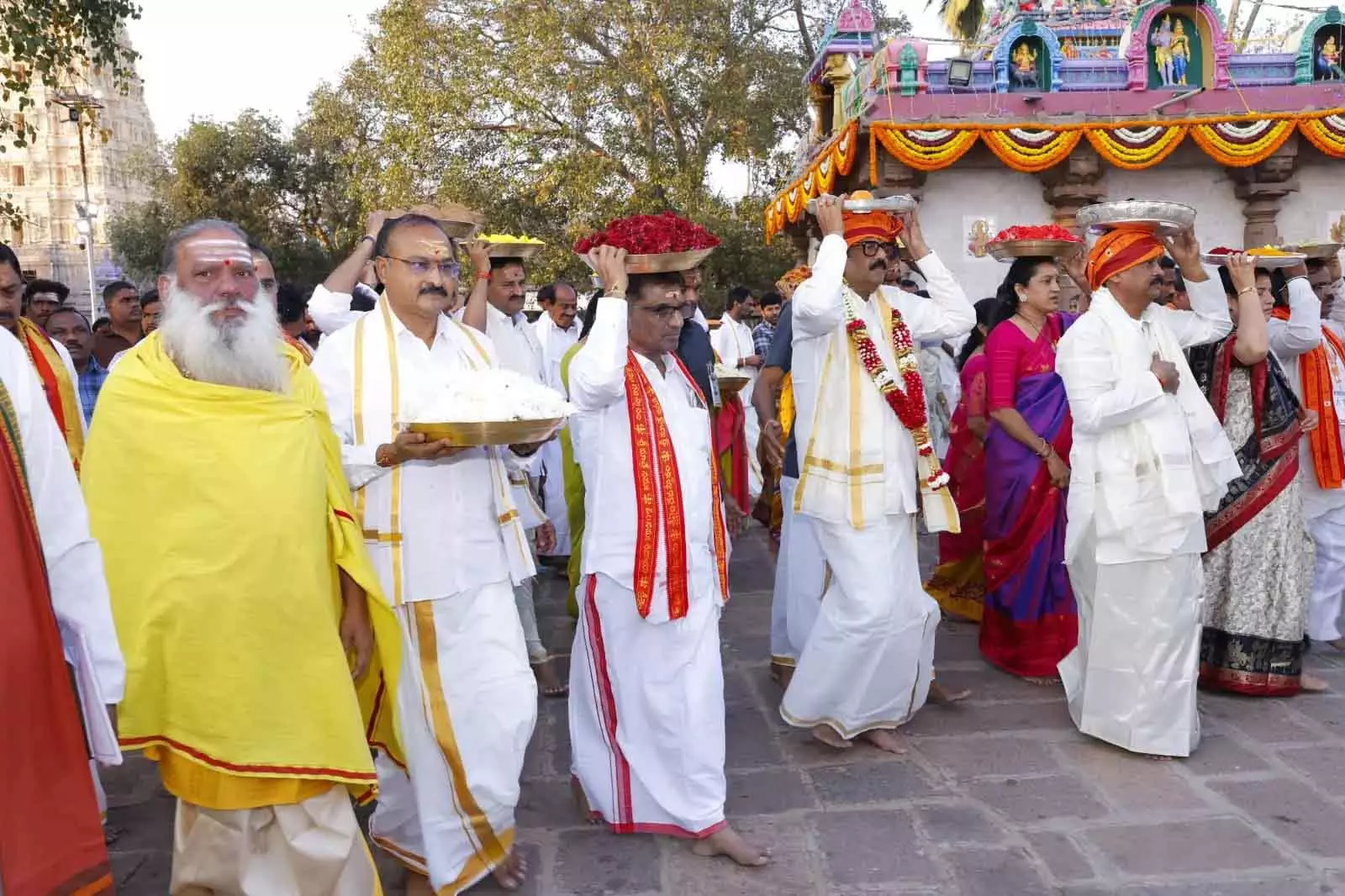 श्रीशैलम मंदिर में Maha Shivaratri पर मुख्य देवताओं को सिल्क पट्टू भेंट श्रीशैलम मंदिर में Maha Shivaratri पर मुख्य देवताओं को सिल्क पट्टू भेंट
