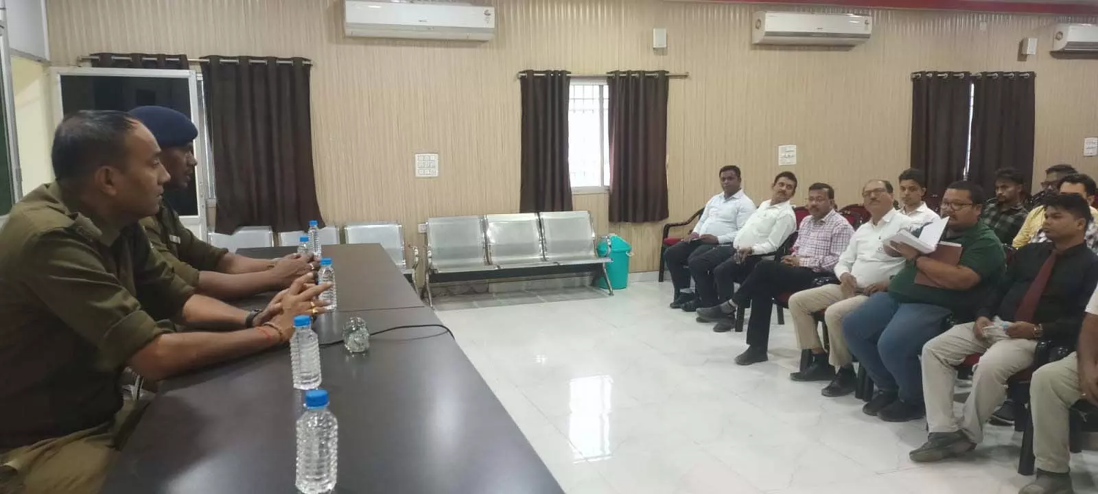 शादी सीज़न को लेकर पुलिस और मैरिज पैलेस संचालकों की बैठक शादी सीज़न को लेकर पुलिस और मैरिज पैलेस संचालकों की बैठक