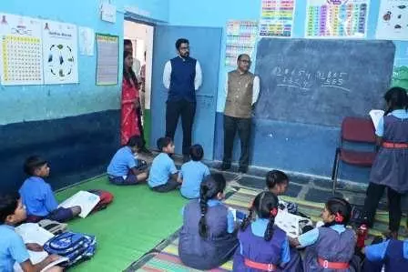 कलेक्टर और सीईओ ने शासकीय कन्या प्राथमिक विद्यालय का किया निरीक्षण कलेक्टर और सीईओ ने शासकीय कन्या प्राथमिक विद्यालय का किया निरीक्षण