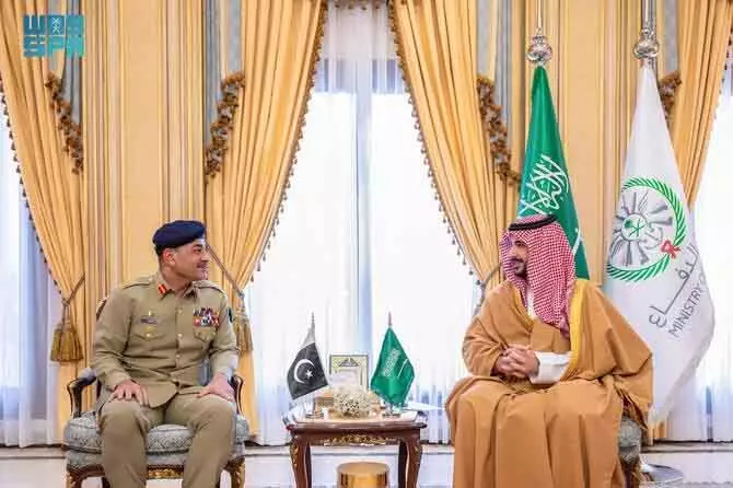 Saudi और पाकिस्तान के शीर्ष सैन्य अधिकारी ग्लोबल सुरक्षा बढ़ाने पर चर्चा Saudi और पाकिस्तान के शीर्ष सैन्य अधिकारी ग्लोबल सुरक्षा बढ़ाने पर चर्चा