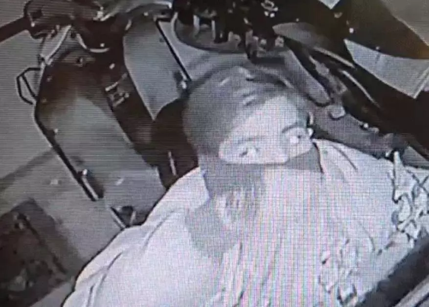 बेखौफ चोर ने प्रॉपर्टी डीलर के घर में चोरी की, CCTV में कैद हुई वारदात बेखौफ चोर ने प्रॉपर्टी डीलर के घर में चोरी की, CCTV में कैद हुई वारदात