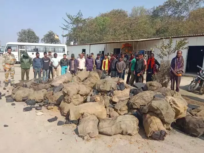 अमेरा ओपन कोयला खदान से 21 तस्करों को किया गिरफ्तार, 1.5 टन कोयला जब्त अमेरा ओपन कोयला खदान से 21 तस्करों को किया गिरफ्तार, 1.5 टन कोयला जब्त