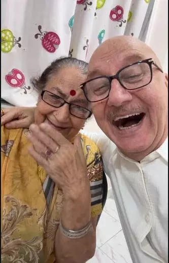 अनुपम खेर ने मां दुलारी के साथ शेयर किया मजेदार वीडियो, ट्रेंडिंग ऑडियो पर दिखाई जबरदस्त केमिस्ट्री अनुपम खेर ने मां दुलारी के साथ शेयर किया मजेदार वीडियो, ट्रेंडिंग ऑडियो पर दिखाई जबरदस्त केमिस्ट्री