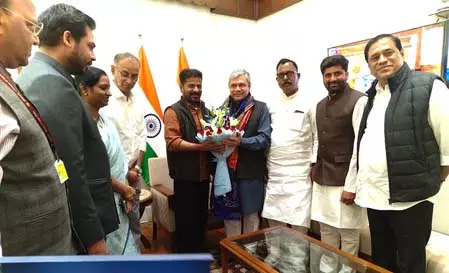 सीएम ने हैदराबाद एयरपोर्ट के पास से हाई-स्पीड रेल कॉरिडोर शुरू करने की मांग की सीएम ने हैदराबाद एयरपोर्ट के पास से हाई-स्पीड रेल कॉरिडोर शुरू करने की मांग की