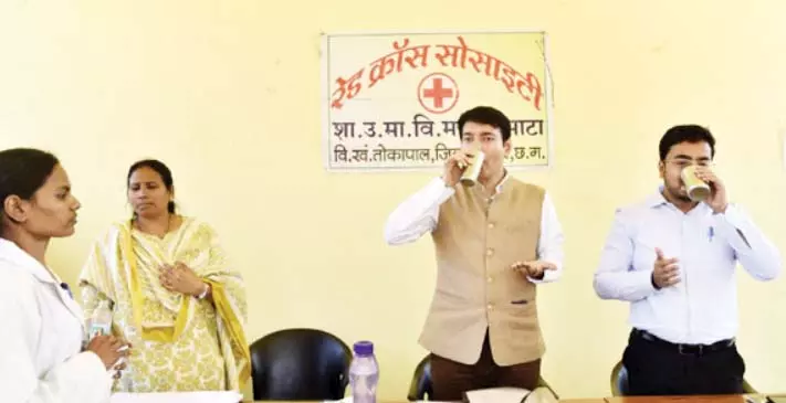 कलेक्टर और जिपं CEO ने फाइलेरिया नियंत्रण अभियान में ली दवाई कलेक्टर और जिपं CEO ने फाइलेरिया नियंत्रण अभियान में ली दवाई