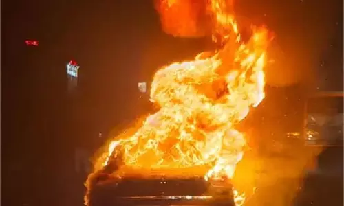 Lucknow: हाईवे पर चलती कार बनी आग का गोला