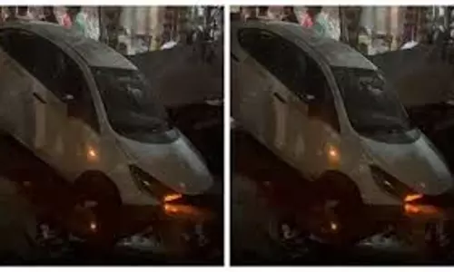 Noida: सड़क किनारे खड़ी कार नाले में जा घुसी अफरा तफरी Noida: सड़क किनारे खड़ी कार नाले में जा घुसी अफरा तफरी