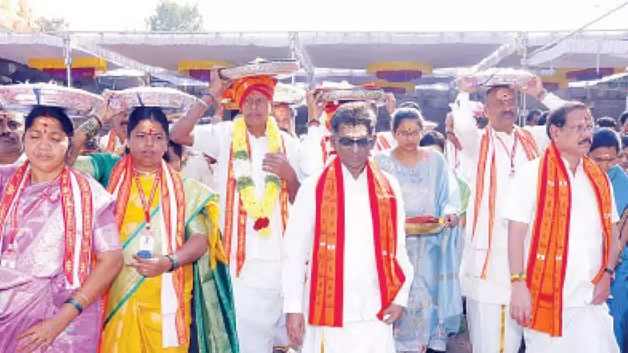 Andhra: कनिपकम देवस्थानम श्रीशैलम के देवताओं को रेशमी वस्त्र चढ़ाता Andhra: कनिपकम देवस्थानम श्रीशैलम के देवताओं को रेशमी वस्त्र चढ़ाता