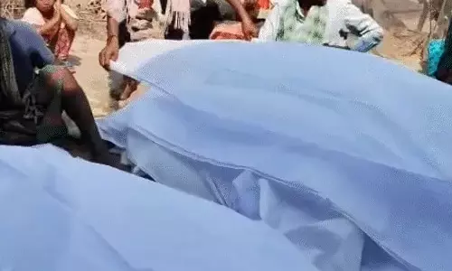 पिता-बेटे की एक साथ अर्थी निकली, रोया पूरा गांव