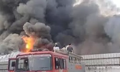 Sonipat: Sonipat: फोम फैक्ट्री में लगी भीषण आग,  आसमान में छाया अंधेरा
