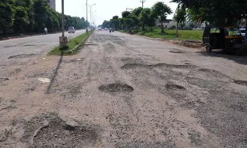 CM सैनी की फटकार के बाद, GMDA ने Gurugram सड़कों की मरम्मत के लिए 60 दिन की डेडलाइन तय की CM सैनी की फटकार के बाद, GMDA ने Gurugram सड़कों की मरम्मत के लिए 60 दिन की डेडलाइन तय की