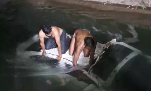 Haryana के सिरसा नहर में डूबती कार से ग्रामीणों ने 6 लोगों को बचाया Haryana के सिरसा नहर में डूबती कार से ग्रामीणों ने 6 लोगों को बचाया