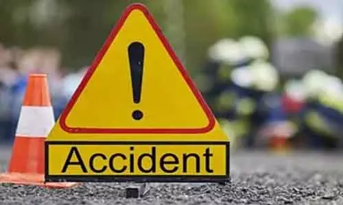 Navi Mumbai : पनवेल के पास पुणे-मुंबई हाईवे पर टेम्पो ने स्कूल बस को टक्कर मारी Navi Mumbai : पनवेल के पास पुणे-मुंबई हाईवे पर टेम्पो ने स्कूल बस को टक्कर मारी