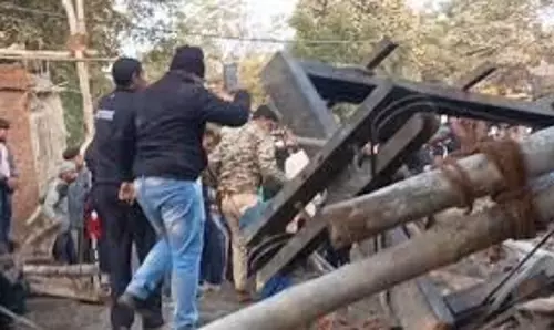 Mp News : निर्माणाधीन तोरण द्वार का छज्जा गिरा, तीन मजदूर घायल Mp News : निर्माणाधीन तोरण द्वार का छज्जा गिरा, तीन मजदूर घायल