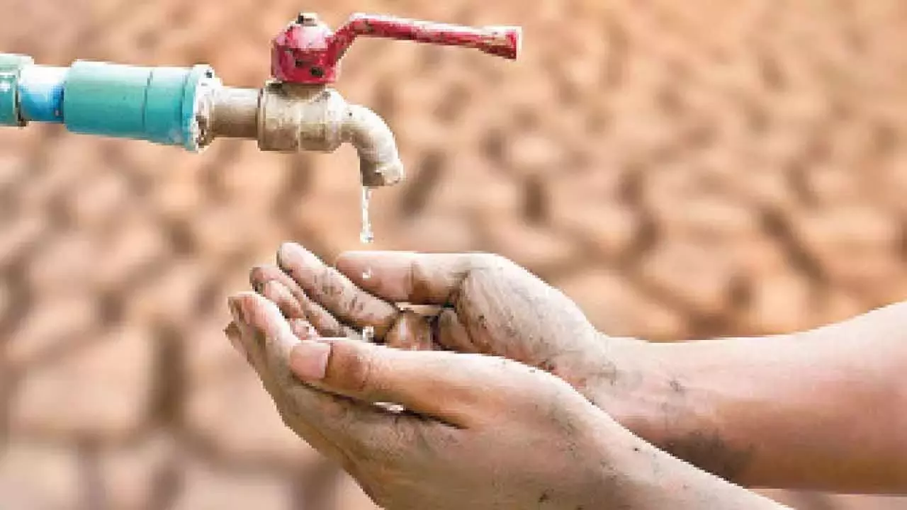 Telangana: पानी की बढ़ती कीमतों से फ्लैट में रहने वालों की जेब पर बोझ पड़ेगा Telangana: पानी की बढ़ती कीमतों से फ्लैट में रहने वालों की जेब पर बोझ पड़ेगा
