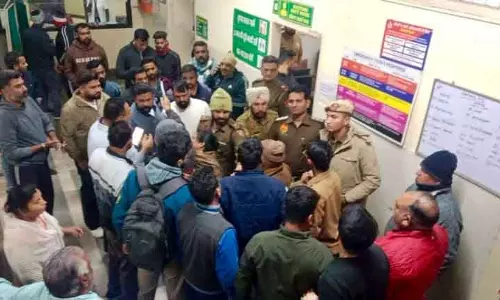 पुलिस की कार ने ई-रिक्शा को टक्कर मारी, 24 साल की महिला की मौत