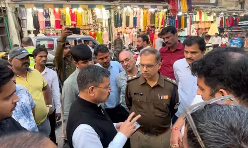 DCP राजेश कुमार त्रिपाठी ने ट्रैफिक और पार्किंग को बेहतर बनाने के लिए राजवाड़ा का निरीक्षण किया DCP राजेश कुमार त्रिपाठी ने ट्रैफिक और पार्किंग को बेहतर बनाने के लिए राजवाड़ा का निरीक्षण किया