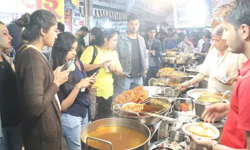 Indore : सर्राफा चौपाटी की दुकानें बिना लाइसेंस के चल रही हैं, IMC ने माना Indore : सर्राफा चौपाटी की दुकानें बिना लाइसेंस के चल रही हैं, IMC ने माना