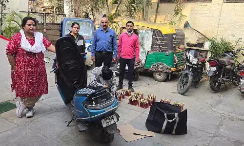 Indore : आबकारी विभाग ने अवैध रूप से शराब ले जा रहे व्यक्ति को पकड़ा