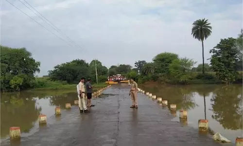 Odisha: नदी में गिरा अनियंत्रित ट्रैक्टर, 3 लोगों की मौत, 5 घायल Odisha: नदी में गिरा अनियंत्रित ट्रैक्टर, 3 लोगों की मौत, 5 घायल
